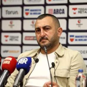 1. Lig ekibinden protokol trib&uuml;n&uuml; &ccedil;ıkışı! 'Gariban gidip bilet alıyor...'