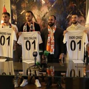 Adanaspor'dan imza şov!
