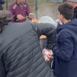 Ferdi Tayfur anısına pilav ve ayran ikram edildi