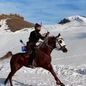Tarihi Aziziye Tabyası’nda ok atıp atlı kızak yaptılar