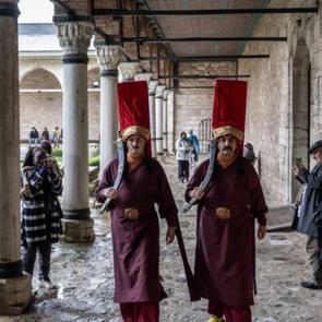 Topkapı Sarayı’nda yeniden: Jandarmalar 'silahtar' kıyafetiyle nöbet tutuyor!