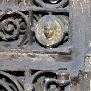 İnadından satmıyor: Kilisede kullanacaklar!