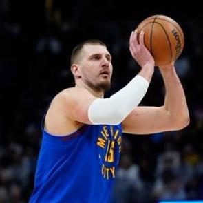 Nikola Jokic alev aldı! Nuggets, Kings'i dağıttı