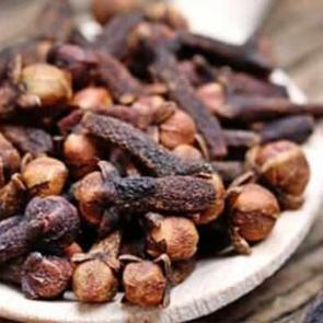 A&ccedil; karnına karanfil &ccedil;iğnemenin sağlığa faydaları