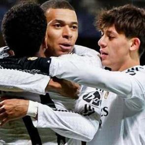 Dev d&uuml;elloda Arda G&uuml;ler'den alkış alan hareket! Kameralar bir anda ona kilitlendi