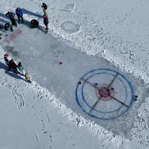 Göl yüzeyi dondu! Buz sporları heyecanı başladı