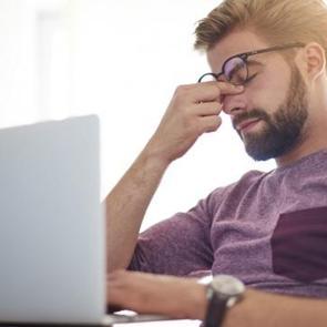 Uzman isim uyardı: Bu alışkanlık g&ouml;z sağlığınızı tehdit ediyor