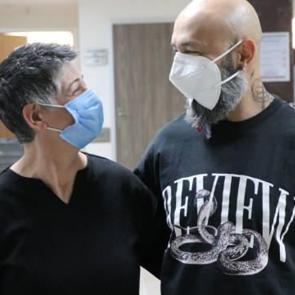 Yok b&ouml;yle teyze: 15 kilo verip, yeğenini hayata bağladı 