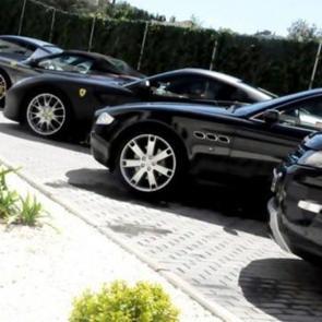 Daralan pazarda l&uuml;ks otomobil sefası