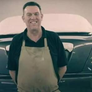 Tek başına izinsiz çalışıyor, yüzbinlerce dolar maaş alıyor