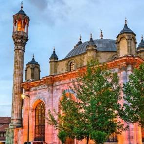 Bu caminin pencereleri kapılarından daha büyük!