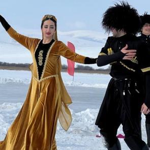 İncecik buz üstünde izdiham! Hem tehlikeli hem de eğlenceli: İlk defa yapıldı