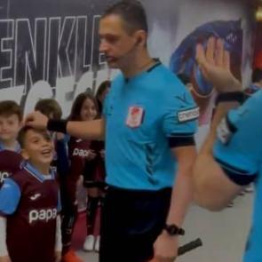 Trabzonsporlu &ccedil;ocuktan hakem Mehmet T&uuml;rkmen'e 'Adalet' &ccedil;ağrısı!