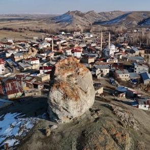 Tüm şehir bu efsaneyi konuşuyor! Bir kadın sırtında taşıdı: Gizemi çözülemiyor