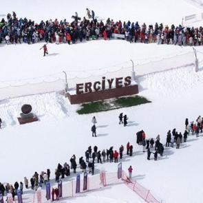 'İç Anadolu’nun zirvesi'nde kar sanata dönüşüyor! Pistler doldu taştı