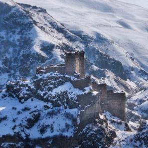 Kim tarafından yapıldığı bilinmiyor! Bu kale adını konumundan alıyor