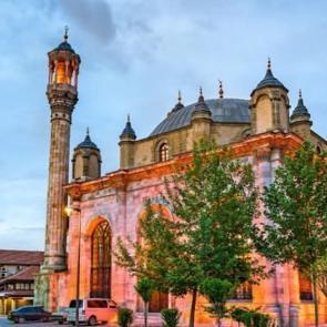 Pencereleri kapılarından daha büyük cami: Aziziye