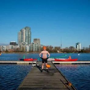 &Uuml;nl&uuml; sunucu bağışıklık sistemini g&uuml;&ccedil;lendirmek i&ccedil;in soğuk suya atladı!