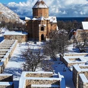 Van Gölü’nden tekne yolculuğuyla ulaşılabiliyor! Beyaz örtüsüyle büyülüyor