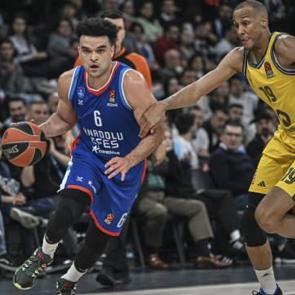 Anadolu Efes'ten EuroLeague'de farklı galibiyet!