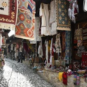 Arnavut gelenekleri bu çarşıda korunuyor! Seramikçilik, demircilik ve dahası