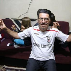 B&ouml;ylesi hi&ccedil; g&ouml;r&uuml;lmedi! Beşiktaş aşkı Mersinli babaya bunu yaptırdı! Kızlarına...