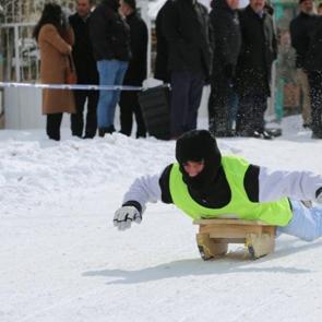 Buz gibi havada nostalji yaşadılar: Kızağını alan koştu