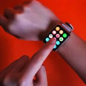 &Ccedil;oğu kişi g&uuml;n boyu onu kolundan d&uuml;ş&uuml;rm&uuml;yor! Akıllı saatlerde gizli tehlike keşfedildi