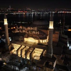 İstanbul'daki camiler mahyalarla süsleniyor