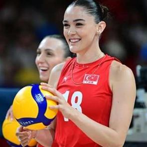 Zehra G&uuml;neş resmen imzaladı!