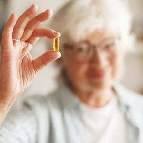 Aman kaş yaparken g&ouml;z &ccedil;ıkarmayın! Fayda beklediğiniz vitaminler ciddi zarara d&ouml;n&uuml;şebilir