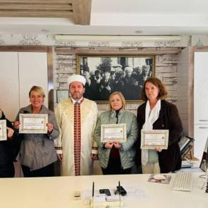 Antalya'da komşularından etkilenen 4 kadın İslamiyet'i seçti