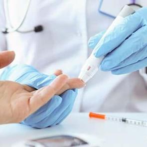 Hem b&ouml;breklere hem kalbe zarar veriyor! Eğer kan şekeriniz ani y&uuml;kselip hızlı d&uuml;ş&uuml;yorsa...