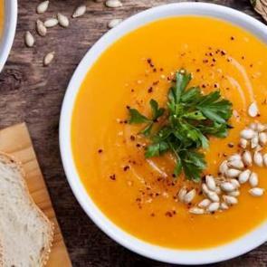 Rengiyle göz kamaştıran, lezzetiyle iç ısıtan: Balkabağı Çorbası Tarifi!