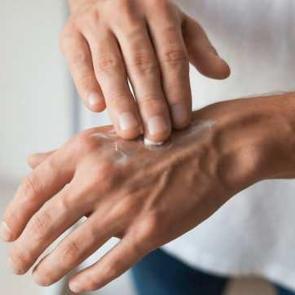 Krem sürmek orucu bozar mı? Diyanet açıkladı