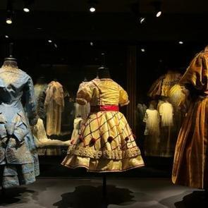 Kundaktan elbiseye bir ser&uuml;ven: &lsquo;B&uuml;y&uuml;m&uuml;ş de K&uuml;&ccedil;&uuml;lm&uuml;ş&rsquo; sergisi