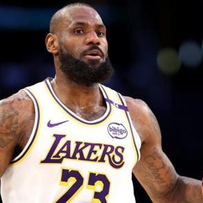 LeBron James, NBA'de bir kez daha tarihe ge&ccedil;ti