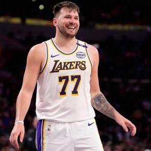 Lakers seriyi s&uuml;rd&uuml;rd&uuml;! Doncic geceye damga vurdu