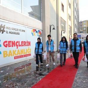 Üniversiteliler iftarda ihtiyaç sahiplerine sıcak yemek götürüyor