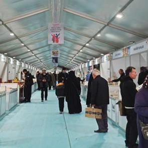 42 yıllık kitap fuarı geleneği! Ramazan buluşması Fatih Camii'nde devam ediyor...