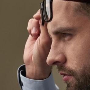 Kalıcı g&ouml;rme kaybına yol a&ccedil;ıyor! Glokom mağduru olmamak i&ccedil;in bunu aman sakın yapmayın