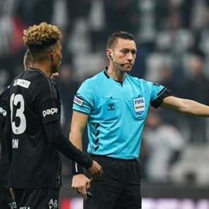 Beşiktaş trib&uuml;nlerinden TFF'ye derbi mesajı!