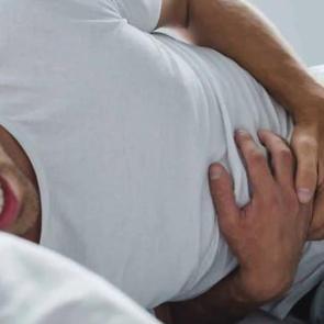 Karın ağrısına iyi gelen etkili y&ouml;ntemler! Karın ağrısını ge&ccedil;irmek i&ccedil;in bunları yapın