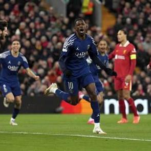 Şampiyonlar Ligi'nde b&uuml;y&uuml;k s&uuml;rpriz! Dev kupanın favorisi elendi