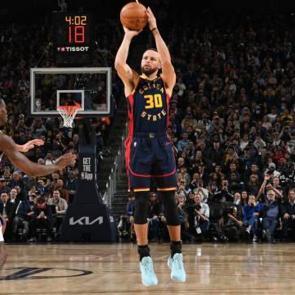 Stephen Curry NBA tarihine ge&ccedil;ti! 4000 &uuml;&ccedil;l&uuml;k barajını aştı