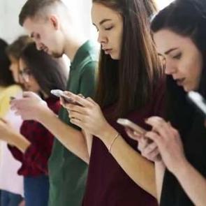 Telefonu aşırı kullananların keyfini ka&ccedil;ıracak haber! Text Neck sendromu olabilirsiniz