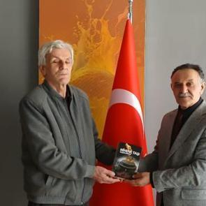 Aksaraylı şair Yaşar Akbaş'tan 'Mihenk Taşı' ile hayatın izleri