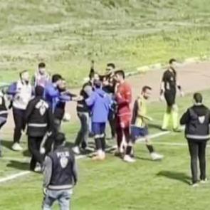 Amat&ouml;r ma&ccedil;ta futbolcular basın mensuplarına saldırdı