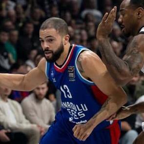 Anadolu Efes, Partizan'ı farklı mağlup etti
