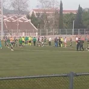 Futbol sahası savaş alanına d&ouml;nd&uuml;: Tekmeler havada u&ccedil;uştu